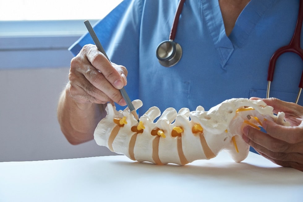 641c81bff32a256d5fc1119a_orthopedic-surgeon-in-dallas-explain-spine-surgery