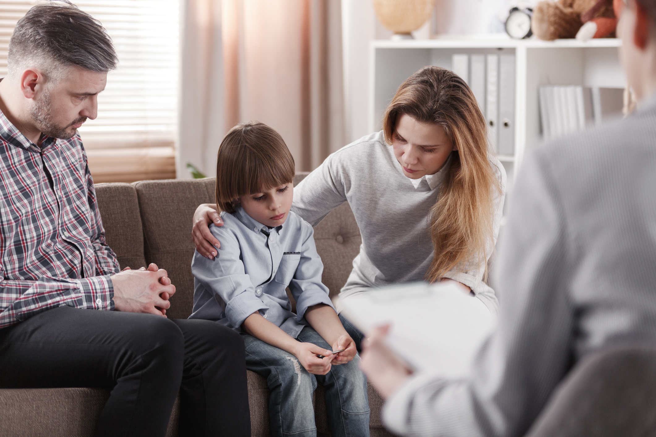 child-psychologist-therapy-family-kids-parent