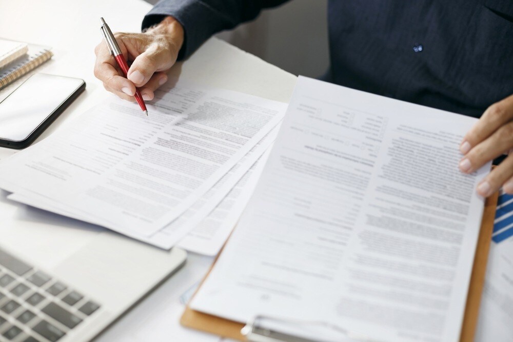 expert-witness-reviewing-documents-for-a-report