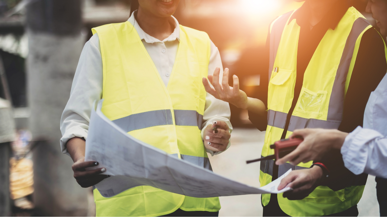 experts-inspecting-buildings